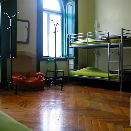 Old Town Hostel *